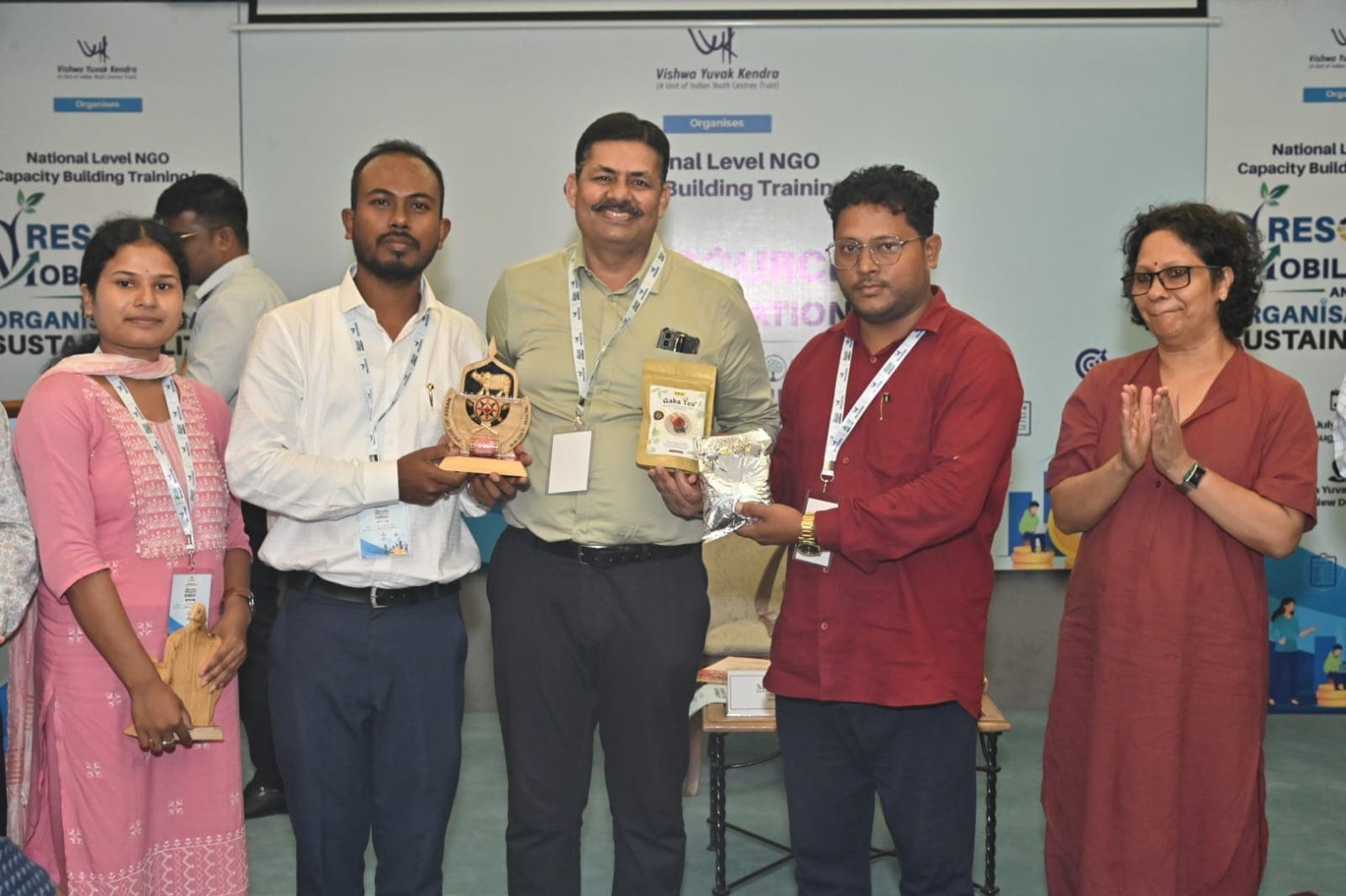 Nabaprayas Yuva Sangha delegation presenting memento and organic Assam tea at Vishwa Yuvak Kendra, New Delhi